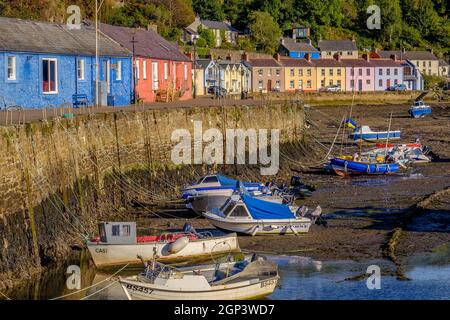 Porto di Fishguard con bassa marea, Pembrokeshire, Galles, Regno Unito Foto Stock