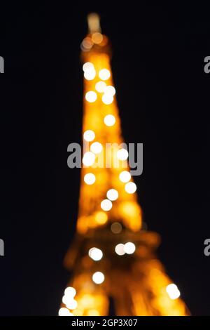 Dettagli non focalizzati delle luci sulla torre Eiffel Foto Stock