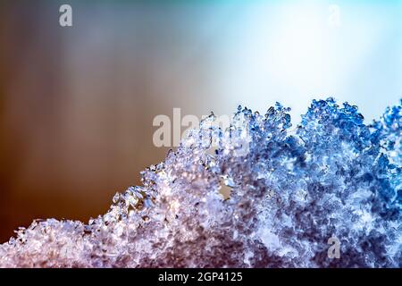 Neve naturale con sfumatura colorata. Ravvicinato di neve su una finestra con un gradiente creativo. Foto Stock