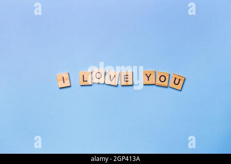 L'iscrizione su cubi di legno ti amo, steso su sfondo blu, vista dall'alto Foto Stock