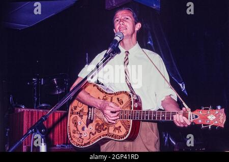 Il musicista e compositore sudafricano David Kramer si esibisce al National Arts Festival di Grahamstown, Sudafrica, 1989. (scansione da pellicola) Foto Stock