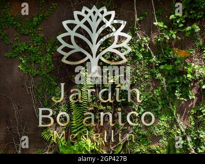 Medellin, Antioquia, Colombia - Settembre 12 2021: Segno del Giardino Botanico della Città circondato da alberi e piante in un giorno di sole Foto Stock