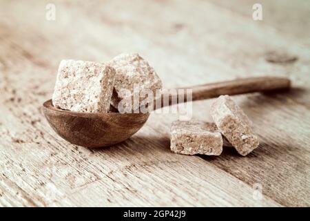 Piccolo cucchiaio di legno e marrone di zucchero di canna Foto Stock