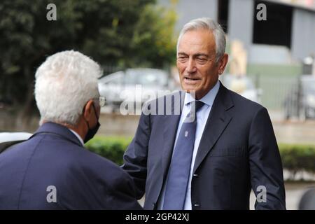 Catanzaro, Italia. 27 settembre 2021. Gabriele Gravina presidente FIGC durante Gravina presidente FIGC a Catanzaro con la coppa dell'europeo, News in Catanzaro, Italia, 27 settembre 2021 Credit: Independent Photo Agency/Alamy Live News Foto Stock