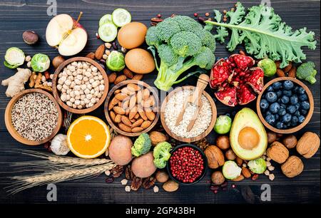 Ingredienti per gli alimenti salutari selezione. Il concetto di cibo sano e impostare su sfondo di legno. Foto Stock