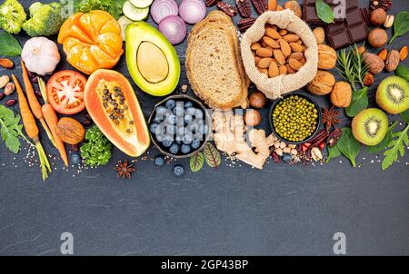 Ingredienti per gli alimenti salutari selezione. Il concetto di cibo sano e impostare su pietra scura sullo sfondo. Foto Stock