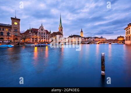 Vista sulla Chiesa di Fraumuenster e Chiesa di San Pietro di notte, Zurigo, Svizzera Foto Stock