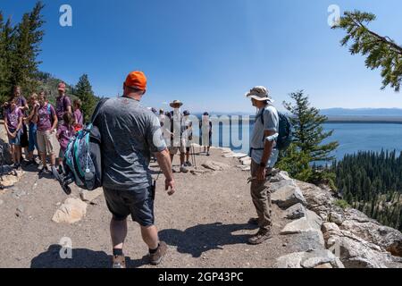 Wyoming, USA - 9 agosto 2021: Gli escursionisti si riuniscono alla cima di Inspiration Point nel Grand Teton National Park Foto Stock