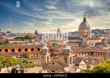 ROMA, ITALIA- CIRCA AGOSTO 2020: Panorama cittadino con cielo tramonto e nuvole Foto Stock