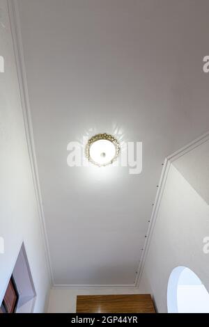 Soffitto intonacato e dipinto di bianco nel corridoio Foto Stock