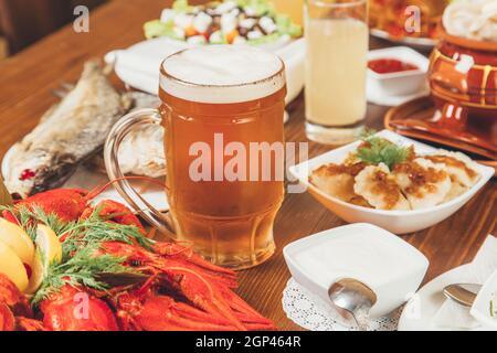 Birra fredda leggera non filtrata con schiuma in un bicchiere. Concetto - serve in un pub di birra. Foto Stock