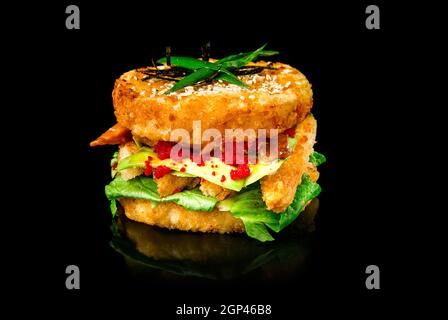 Grande hamburger a base di torte di pesce, verdure e salsa di soia. Primo piano, vista dall'alto. Foto Stock