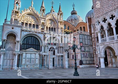 Vista su Piazza San Marco. Si può vedere il lato della Basilica di San Marco e parte del Palazzo Ducale. Venezia, Italia Foto Stock