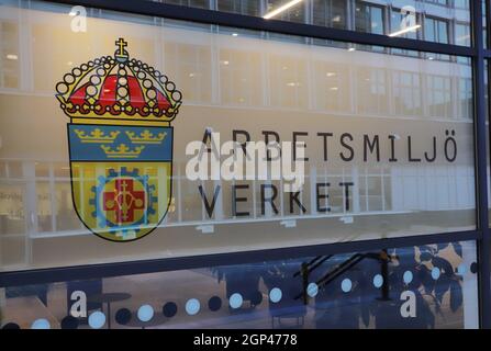 Solna, Svezia - 16 settembre 2021: Ingresso e cartello dell'ufficio dell'autorità svedese per l'ambiente di lavoro (arbetsmiljoverket). Foto Stock