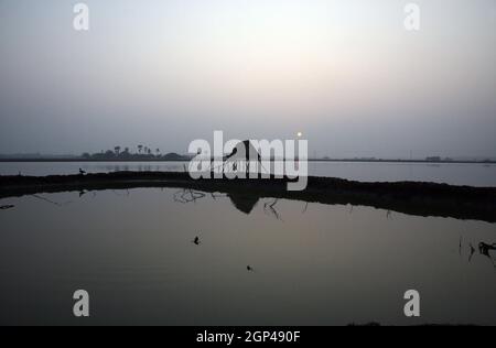 Un'alba mozzafiato che si affaccia sui fiumi più sacri dell'India. Gange delta in Sundarbans, Bengala Occidentale, India. Foto Stock