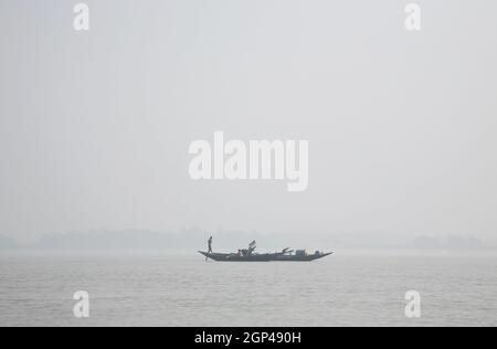 Foschia mattutina sul santissimo di fiumi in India. Delta del Gange in Sundarbans, West Bengal, India. Foto Stock