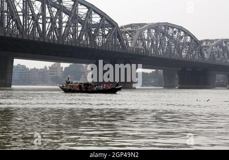 Ponte sul fiume Hooghly, Vivekananda Setu. Collega la città di Howrah, a Bally, alla sua città gemella di Kolkata, a Dakshineswar. Foto Stock