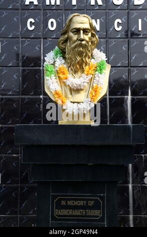 Monumento di Rabindranath Tagore a Kolkata, India, divenne il primo non-europeo a vincere il Premio Nobel per la letteratura nel 1913. Foto Stock