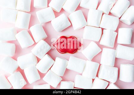 Biscotti di pan di zenzero labbra con marshmallow bianco. Carta San Valentino. Sfondo rosa. Foto di alta qualità Foto Stock