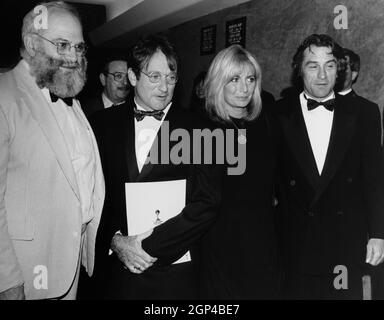 RISVEGLI, da sinistra: Autore Oliver Sacks, Robin Williams, regista Penny  Marshall, Robert De Niro alla prima, 1990, © Columbia/Courtesy Everett  Collection Foto stock - Alamy