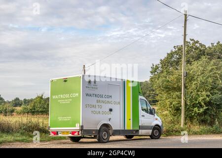 Un furgone di consegna Waitrose parcheggiato su una tranquilla strada di campagna a Norfolk. Foto Stock