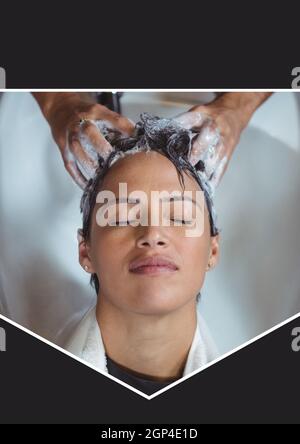 Composizione di donna mista gara lavaggio capelli in parrucchiere Foto Stock