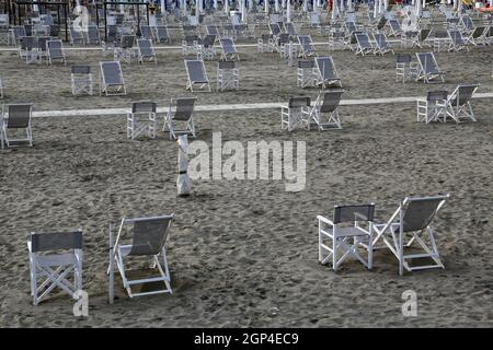Le tipiche sedie a sdraio italiane a Viareggio, uno dei luoghi di vacanza estivi più famosi d'italia Foto Stock