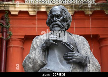 Monumento di Rabindranath Tagore a Kolkata, India, divenne il primo non-europeo a vincere il Premio Nobel per la letteratura nel 1913. Foto Stock