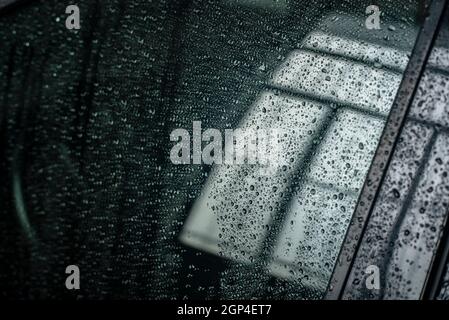 Macro dettaglio di gocce d'acqua sul finestrino dell'auto Foto Stock
