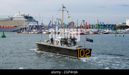 Southampton, Inghilterra, Regno Unito. 2021. Una storica nave HSL 102 in corso a Southampton Water con passeggeri a bordo. Un ex lancio ad alta velocità RAF. Foto Stock