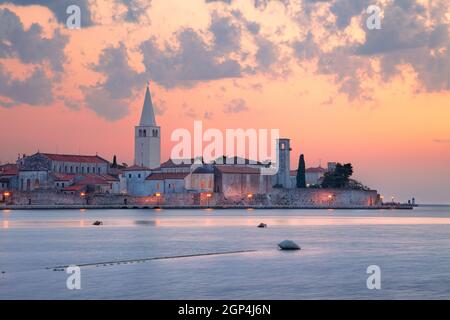 Porec, Croazia. Immagine del paesaggio urbano di Porec, Croazia con la Basilica Eufrasiana situata sulla penisola istriana al tramonto estivo. Foto Stock