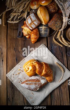 Panini freschi in una cornucopia Foto Stock