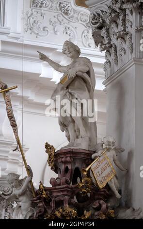 San Giovanni Battista, statua sul pulpito nella Basilica di San Martino e Oswald a Weingarten, Germania Foto Stock