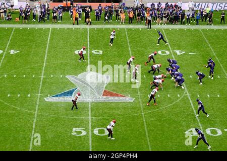 Merkur Spielarena Duesseldorf Germania, 26.9.2021, Football americano: Campionato europeo di calcio, Hamburg Sea Devils (bianco) vs Frankfurt Galaxy (viola) — panoramica Foto Stock