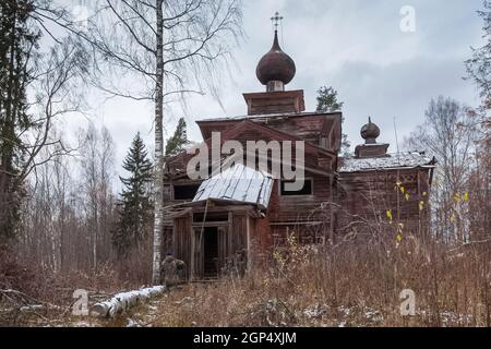 Una vecchia chiesa in legno dilapido nei boschi. Foto Stock