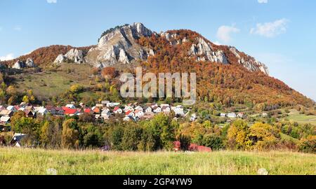 Autunnale vista panoramica di Vrsatec e Vrsatecke Podhradie villaggio - Slovacchia Foto Stock