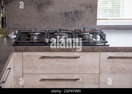 Elementi di attrezzature da cucina in una casa moderna. Sistema di deposito in cucina. Cassetti e ripiani nella zona cucina. Design della cucina in un moderno hom Foto Stock