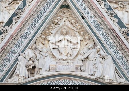 La Vergine Maria seduta, circondata da angeli, portale della Cattedrale di Santa Maria del Fiore, Firenze, Italia Foto Stock