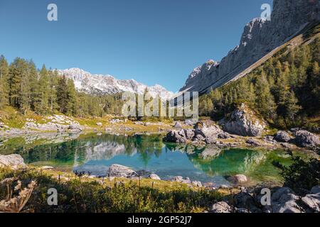Doppio lago nella valle dei sette laghi nel parco nazionale del Triglav. Foto Stock
