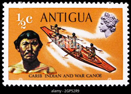 MOSCA, RUSSIA - 5 AGOSTO 2021: Francobollo stampato ad Antigua mostra canoe indiana carib e di guerra, serie di navi, circa 1970 Foto Stock