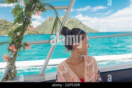 Francese Polinesia crociera nave escursione viaggio donna andare sul motu pic-nic Huahine vacanza avventura estate Foto Stock