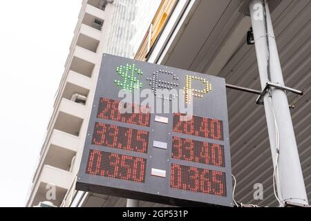 Segno dei tassi di cambio di valuta, pannello di scambio Foto Stock