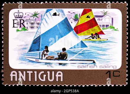 MOSCA, RUSSIA - 5 AGOSTO 2021: Francobollo stampato in Antigua mostra vela, Sport acquatici serie, circa 1976 Foto Stock