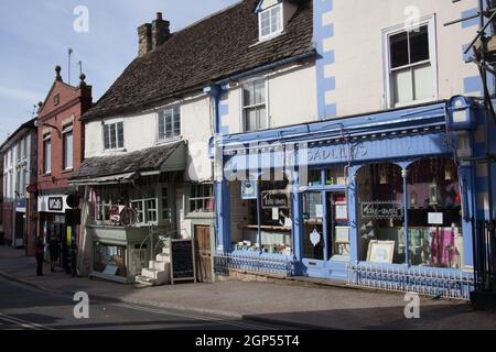 Negozi sul Market Place a Faringdon, Oxfordshire nel Regno Unito, preso il 19 ottobre 2020 Foto Stock