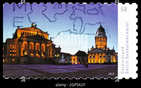 MOSCA, RUSSIA - 5 AGOSTO 2021: Francobollo stampato in Germania mostra Gendarmenmarkt, Berlino, Germania più belle Panoramas serie 2013, circa 201 Foto Stock