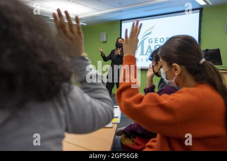 Fairfax, Stati Uniti. 28 settembre 2021. Il Vice Presidente Kamala Harris visita una classe di scienze politiche per commemorare la Giornata Nazionale di registrazione del Voter presso la George Mason University di Fairfax, VA martedì 28 settembre 2021. Harris ha discusso delle minacce ai diritti di voto a livello statale e federale, della necessità che il Congresso agisca con urgenza e di come la nostra nazione e la nostra democrazia siano più forti quando tutti partecipano, e più deboli quando qualcuno viene lasciato fuori. Foto di Ken Cedeno/UPI . Credit: UPI/Alamy Live News Foto Stock