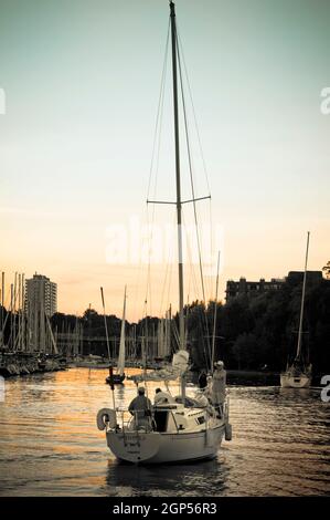 Yacht con vele verso il basso entrando in Oakville marina sul lago Ontario Foto Stock