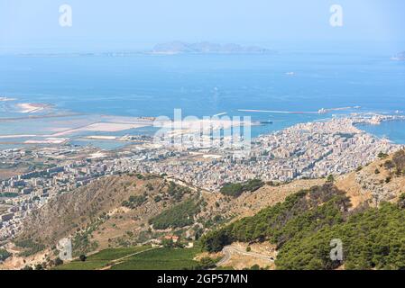 Vista panoramica aerea della città di Trapani sulla Sicilia, Italia Foto Stock