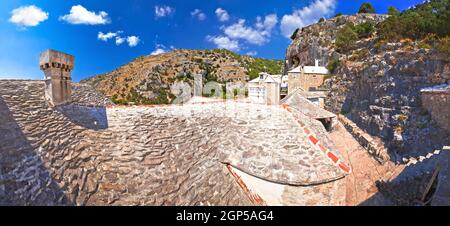 Eremo di Pustinja Blaca nascosto nel canyon del deserto di pietra dell'isola di Brac, arcipelago della Dalmazia della Croazia Foto Stock