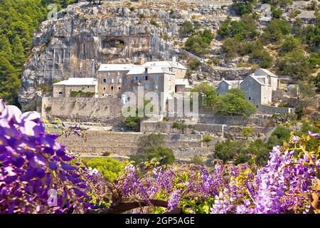 Eremo di Pustinja Blaca nascosto nel canyon del deserto di pietra dell'isola di Brac, arcipelago della Dalmazia della Croazia Foto Stock